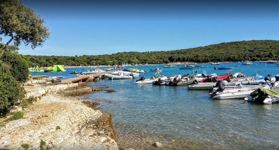 Iz uvale Veštar u Rovinju ukraden gumeni čamac